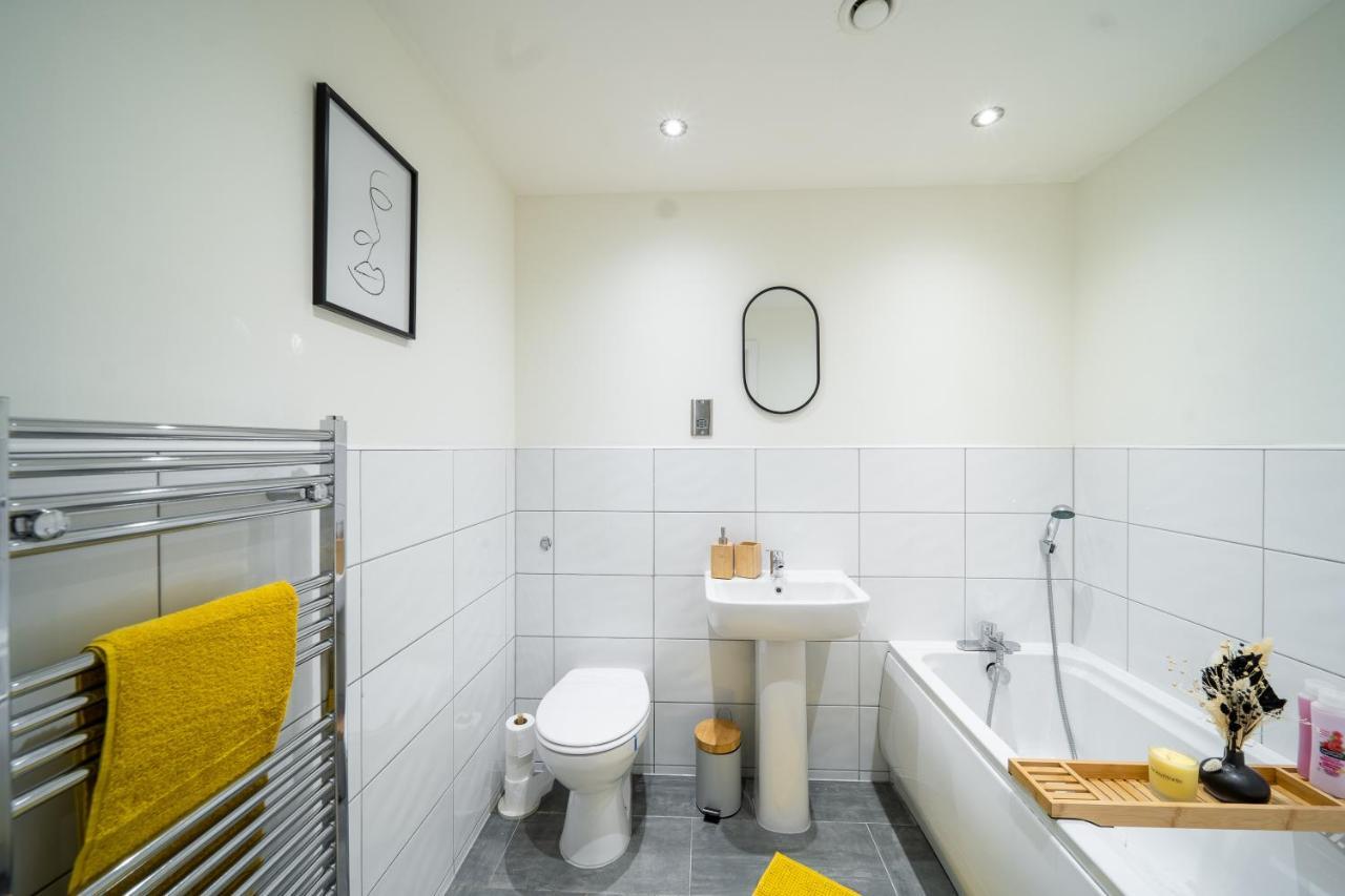 Bv Spacious 1-Bedroom Apartment Close To Town Center - Sleeps 6 Bradford  Dış mekan fotoğraf