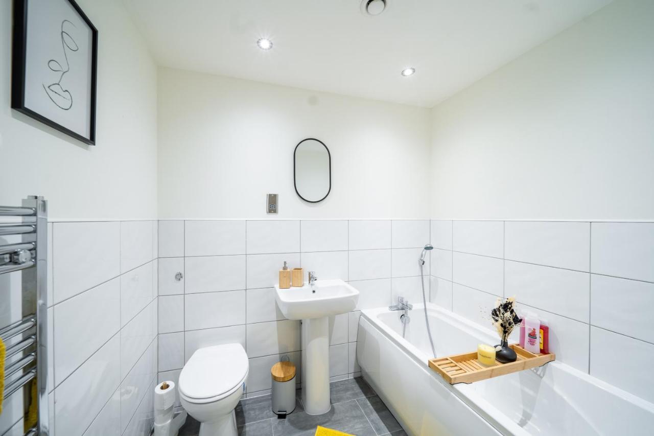 Bv Spacious 1-Bedroom Apartment Close To Town Center - Sleeps 6 Bradford  Dış mekan fotoğraf